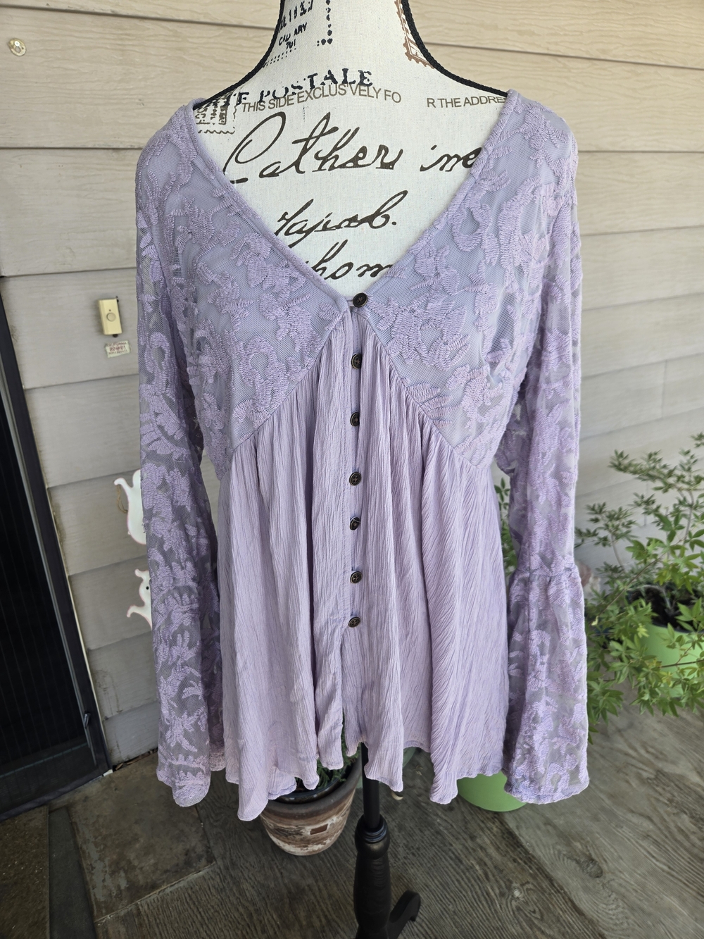 Vintage Lavender Empire Waist Romantic Top. V Neck. Lace Flair Sleeves. Size 2XL